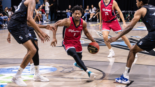 Montreal Alliance guard Tavis Smith drives vs. the Scarborough Shooting Stars