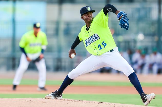 Luinder Avila pitching for the Columbia Fireflies