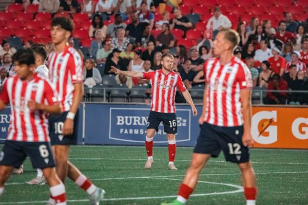 Atlético Ottawa midfielder Jason Hartill (center)