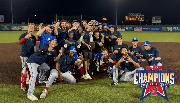 Green Bay Rockers pose after winning the Northwoods League title