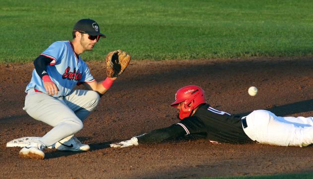 Maikol Escotto of the Sioux City Explorers steals second base