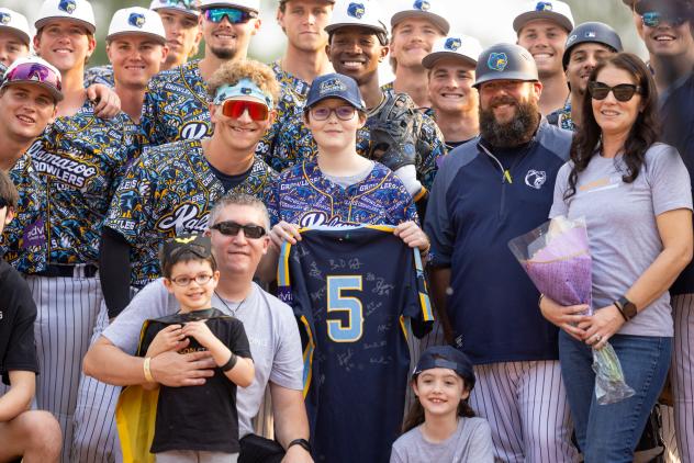 Kalamazoo Growlers fans and the team