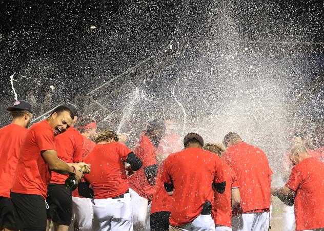 Sioux City Explorers celebrate a playoff berth