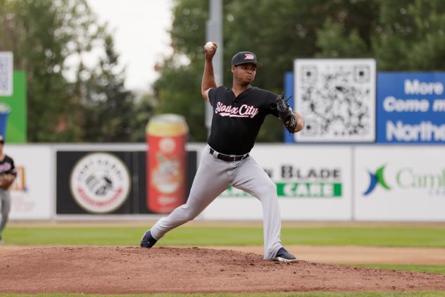 Sioux City Explorers pitcher Peniel Otaño