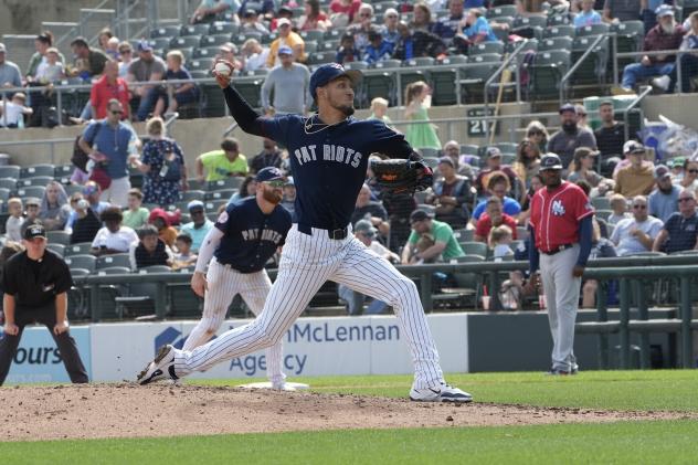 Somerset Patriots pitcher Elmer Rodriguez-Cruz delivers