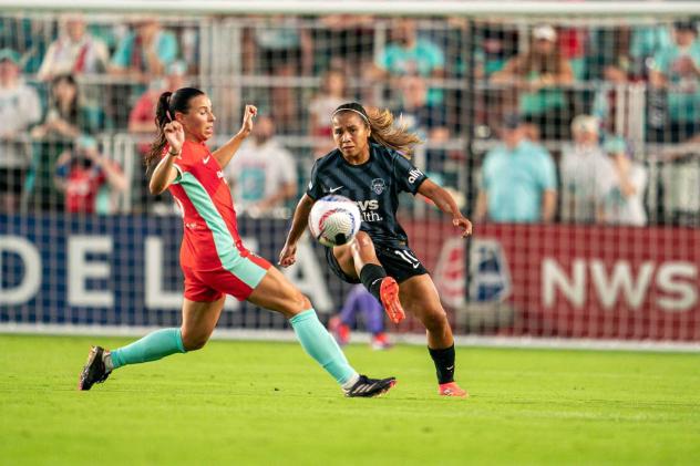Washington Spirit midfielder Leicy Santos (right)