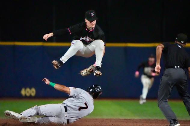 Pensacola Blue Wahoos and Columbus Clingstones in action