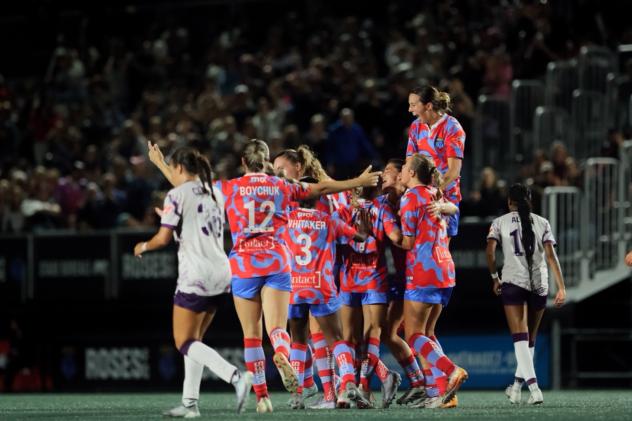 Montréal Roses celebrate a goal