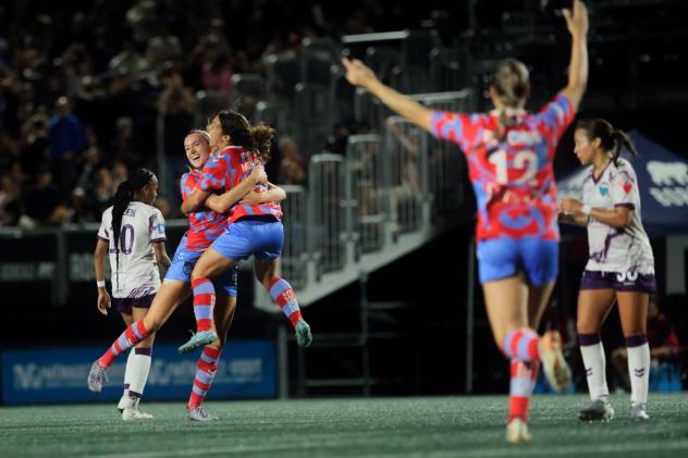 Montréal Roses react following a goal