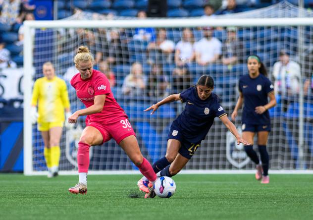 Hannah Betfort of the North Carolina Courage (left) vs. the Seattle Reign