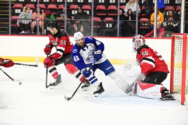 Syracuse Crunch right wing Spencer Kersten vs. the Utica Comets