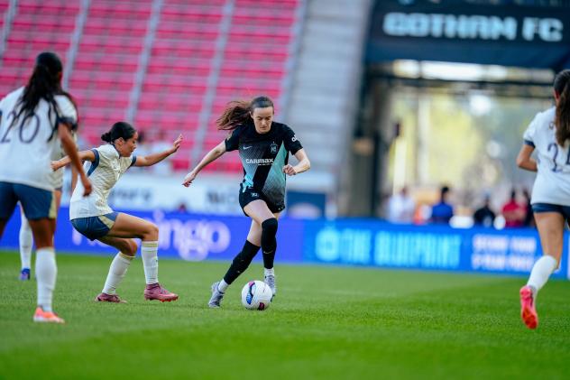 NJ/NY Gotham FC with possession against the Seattle Reign