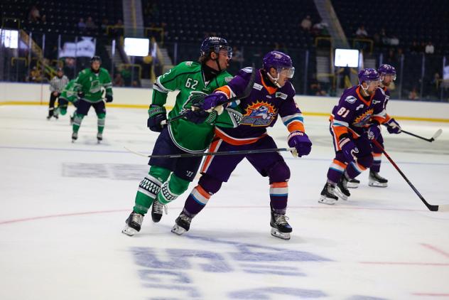 Florida Everblades forward Logan Will (left) vs. the Orlando Solar Bears