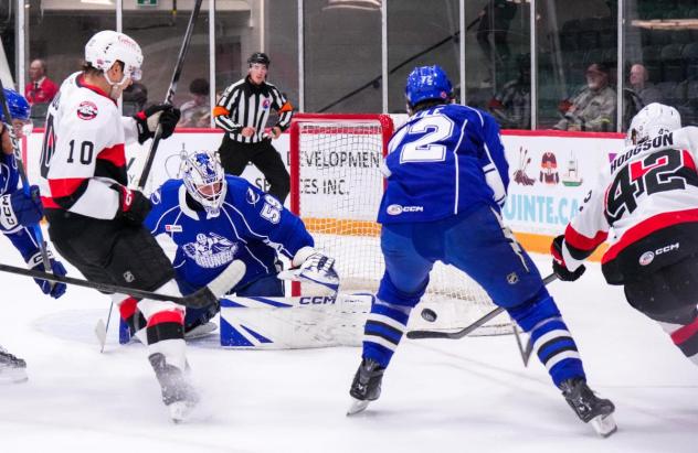 Belleville Senators look for a goal against the Syracuse Crunch