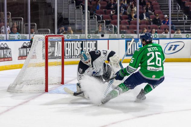 Florida Everblades forward Kyle Betts tests the Wichita Thunder