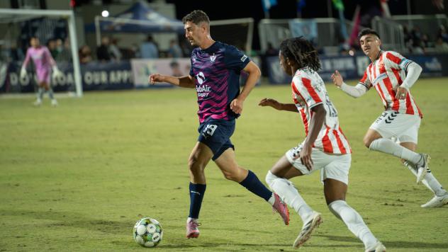 南喬治亞島托門塔足球俱樂部前鋒亞尼夫·巴吉尼