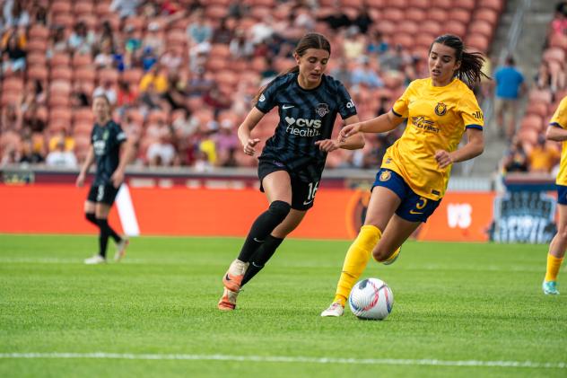 Washington Spirit midfielder Courtney Brown (left)
