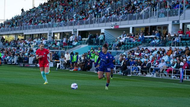San Diego Wave FC forward Dudinha (right) vs. the Kansas City Current