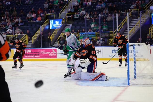 Florida Everblades forward Oliver Cooper in front of the Fort Wayne goal