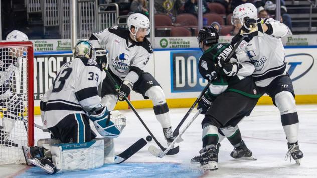 Wichita Thunder battle the Utah Grizzlies