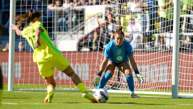 Racing Louisville FC goalkeeper Jordyn Bloomer eyes a Washington Spirit shot