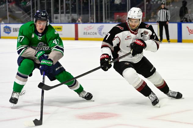 Seattle Thunderbirds' Cameron Kuzma and Vancouver Giants' Ty Halaburda in action