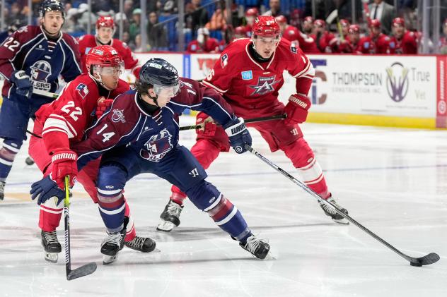 Allen Americans battle the Tulsa Oilers for the puck