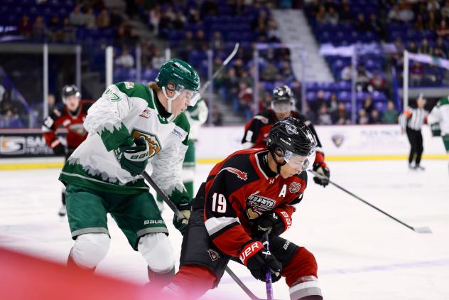 Vancouver Giants right wing Cameron Schmidt (right) vs. the Everett Silvertips