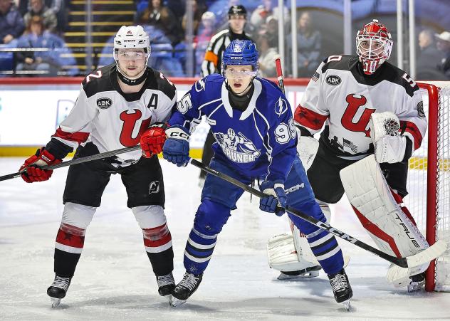 Syracuse Crunch center Gabriel Szturc in front of the Utica Comets goal