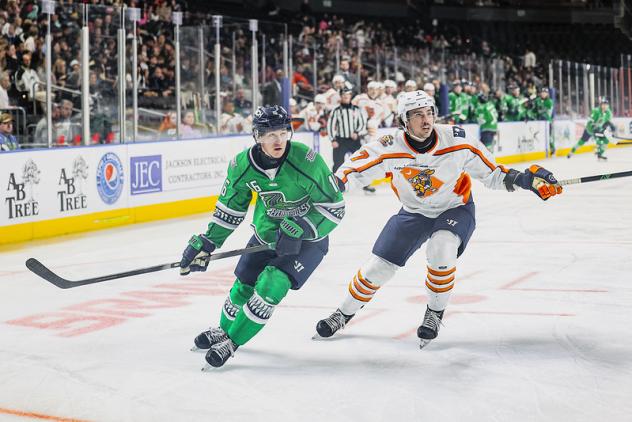 Florida Everblades forward Tarun Fizer (left)