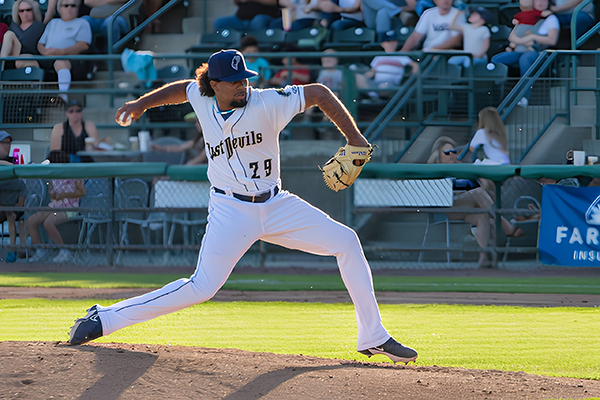 Willian Suárez pitching for the Tri-City Dust Devils