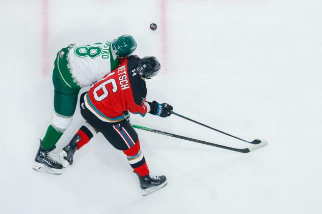 Everett Silvertips' Nolan Chastko versus Kelowna Rockets' Carson Wetsch