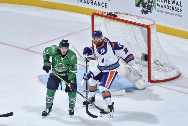 Florida Everblades forward Kyle Penney in front of the Orlando Solar Bears goal