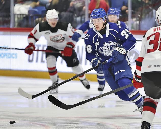 Syracuse Crunch right wing Ethan Gauthier vs. the Utica Comets