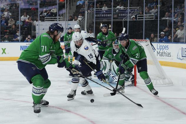 Florida Everblades defend against the Jacksonville Icemen