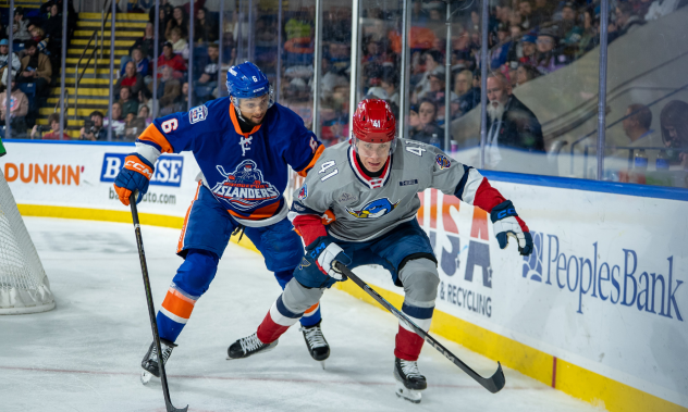 Springfield Thunderbirds forward Aleksanteri Kaskimäki (right)
