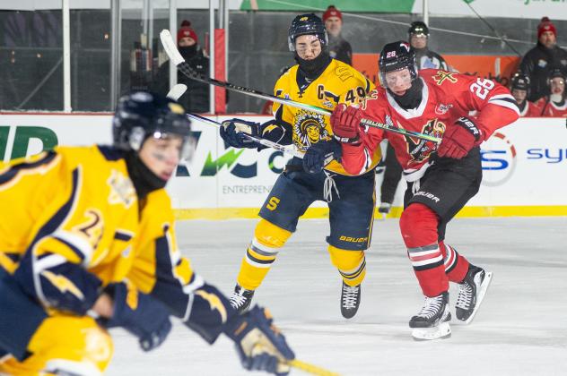 Drummondville Voltigeurs battle the Shawinigan Cataractes