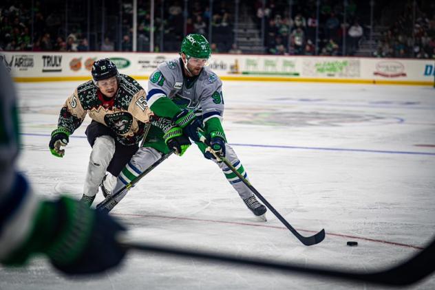 Florida Everblades forward Hudson Elynuik vs. the Savannah Ghost Pirates