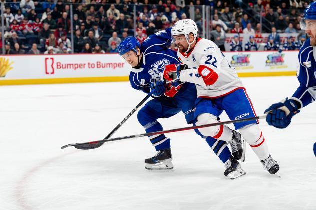 Syracuse Crunch battle the Laval Rocket