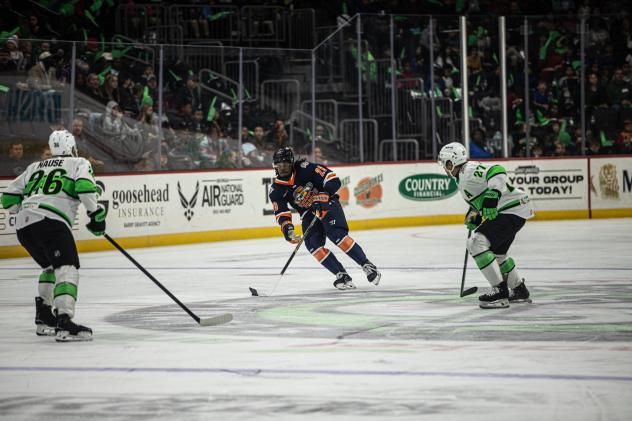 Greenville Swamp Rabbits forward Dante Sheriff (center) vs. the Savannah Ghost Pirates