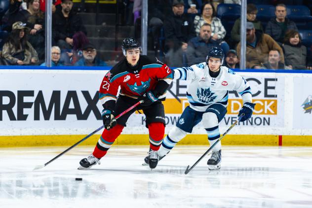 Kelowna Rockets centre Hayden Paupanekis (left)