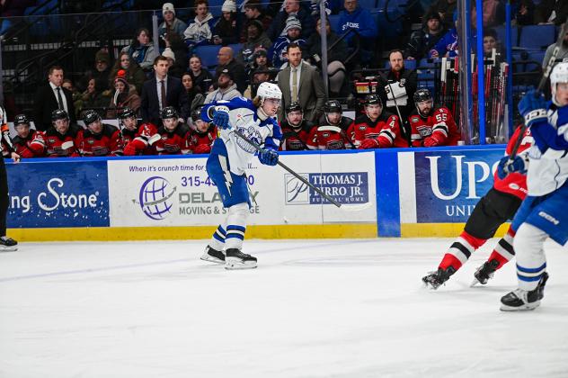 Syracuse Crunch center Conor Geekie