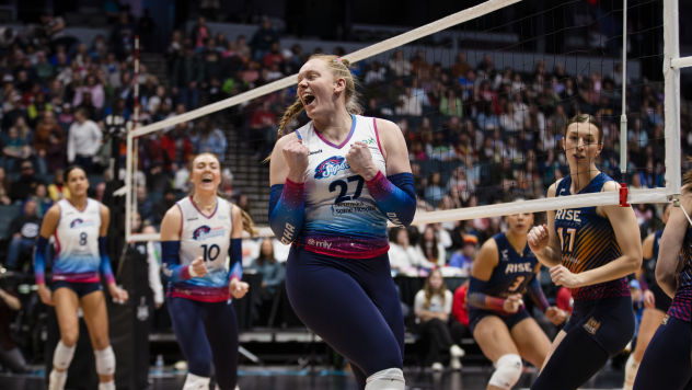 Omaha Supernovas opposite hitter Emily Londot