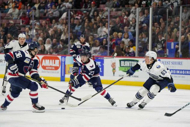 South Carolina Stingrays forward Lynden Breen (center) handles the puck