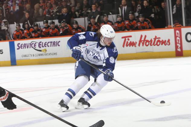 Syracuse Crunch center Conor Geekie vs. the Lehigh Valley Phantoms