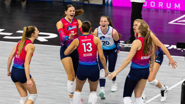 Omaha Supernovas celebrate on the court