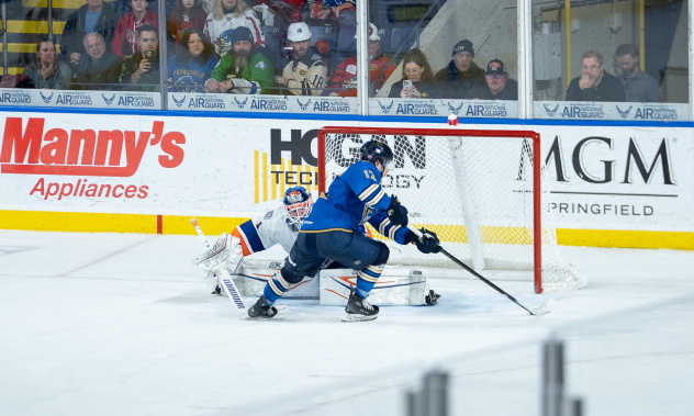 Springfield Thunderbirds forward Thomas Bordeleau vs. the Bridgeport Islanders
