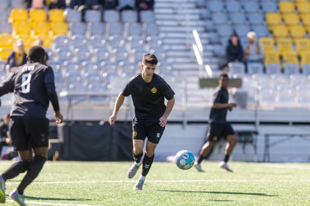 Pittsburgh Riverhounds SC defender Beto Ydrach vs. Lexington SC
