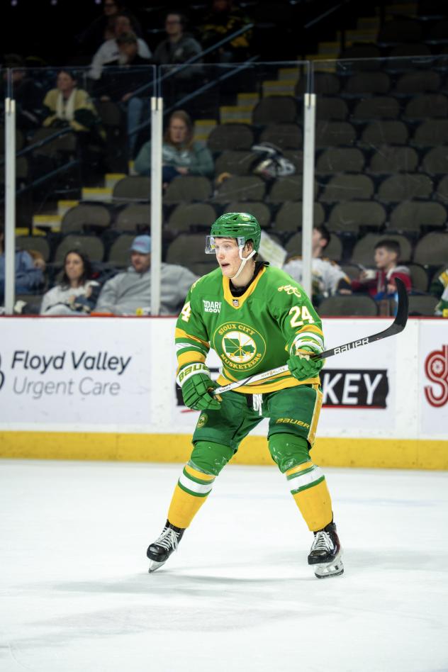 Sioux City Musketeers defenseman Darik Olson
