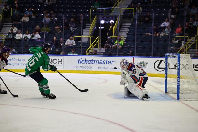 Florida Everblades forward Tarun Fizer takes a shot against the Orlando Solar Bears